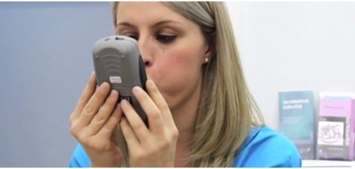 Mulher fazendo teste respiratório para intolerância a lactose